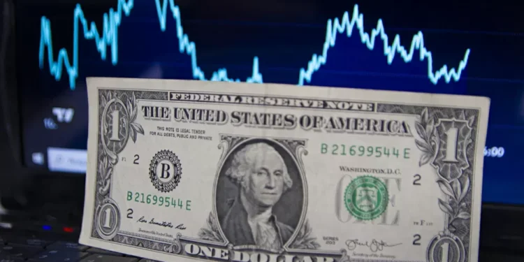 Dólar recua e fecha a R$ 5,68 com dados fracos nos EUA; Ibovespa fecha em alta na véspera do ‘Dia da Libertação’