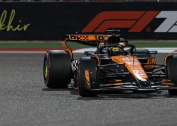 F1. Oscar Piastri controla corrida e dá primeira vitória à McLaren no Bahrain