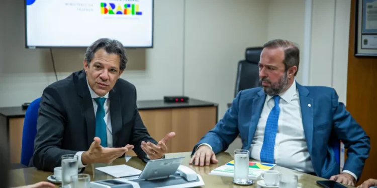 Haddad e Silveira batem cabeça sobre projeto do governo para isenção na conta de luz