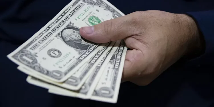 Dólar sobe 0,66% e fecha a R$ 5,89 com ‘tarifaço’ de Trump no radar