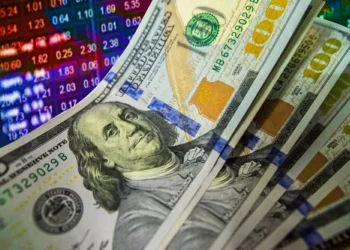 Dólar cai pelo 5º pregão consecutivo e Ibovespa alcança maior nível de fechamento desde setembro de 2024
