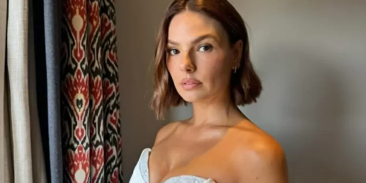 Isis Valverde exibe corpo tonificado à beira da piscina antes do casamento com Marcos Buaiz