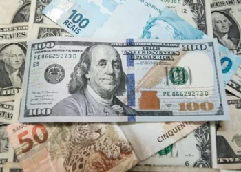 Dólar volta a cair e fecha a R$ 5,86 com acirramento da guerra comercial