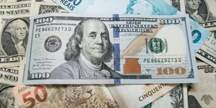 Dólar volta a cair e fecha a R$ 5,86 com acirramento da guerra comercial