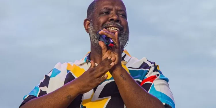 Péricles comenta sobre transição para carreira solo após 26 anos no Exaltasamba: ‘Como pular no abismo’