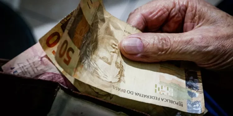 Projeto de Lei de Diretrizes Orçamentárias estima salário mínimo em R$ 1.630,00 em 2026