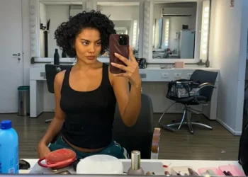 Bella Campos curte post criticando falta de beijo gay em ‘Vale Tudo’