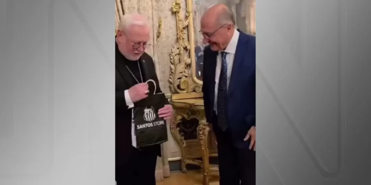 Alckmin brinca com entrega de camisa do Santos ao papa: “Agora vai”