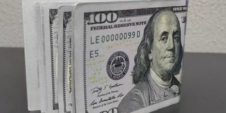 Dólar fecha em R$ 5,67 com IOF no radar em dia de liquidez reduzida por feriado nos EUA
