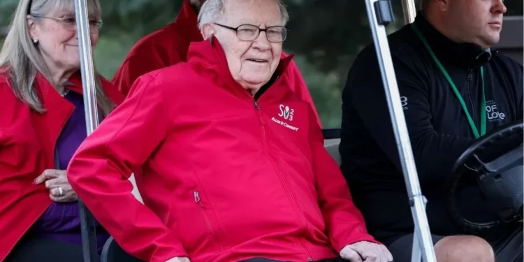 Warren buffett anuncia aposentadoria e recebe ovação de 10 minutos do mercado financeiro