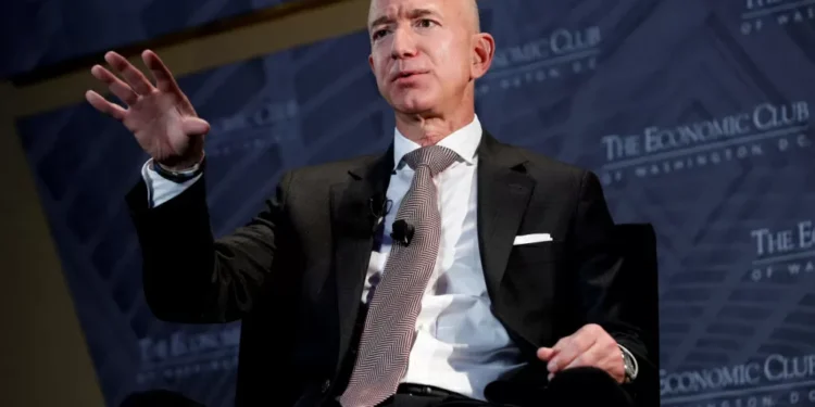 Jeff Bezos, criador da Amazon, solicita a venda de até R$ 25 bilhões em ações da companhia 