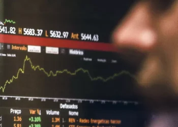 Mercado automóvel lidera perdas após Trump voltar a acenar com tarifas