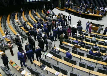 Congresso reage com 20 projetos contra alta do IOF