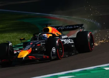 F1. Max Verstappen rouba vitória à McLaren na primeira curva em Imola