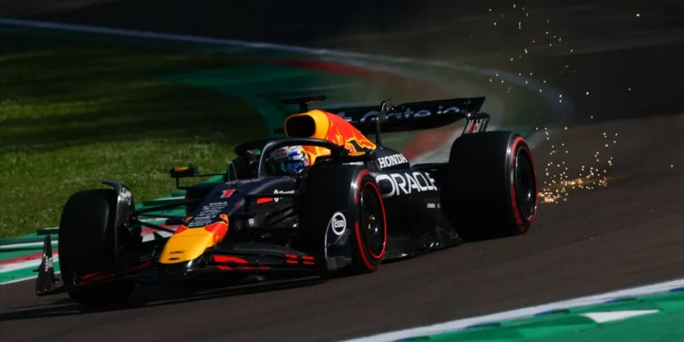 F1. Max Verstappen rouba vitória à McLaren na primeira curva em Imola