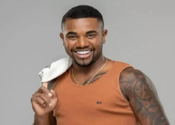 Davi Brito exibe abdômen definido após lipoaspiração HD