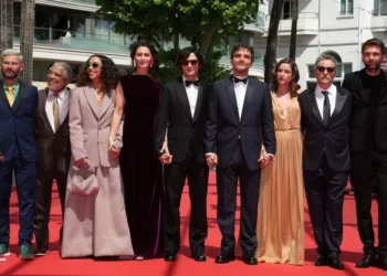 Brasil em Cannes: Elenco de ‘Agente Secreto’ passa pelo tapete vermelho do festival