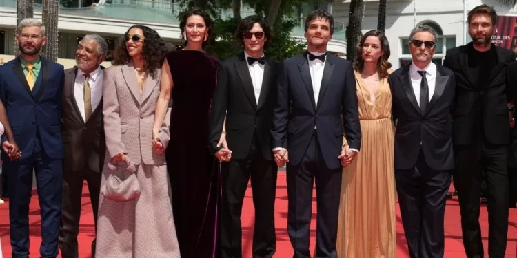 Brasil em Cannes: Elenco de ‘Agente Secreto’ passa pelo tapete vermelho do festival