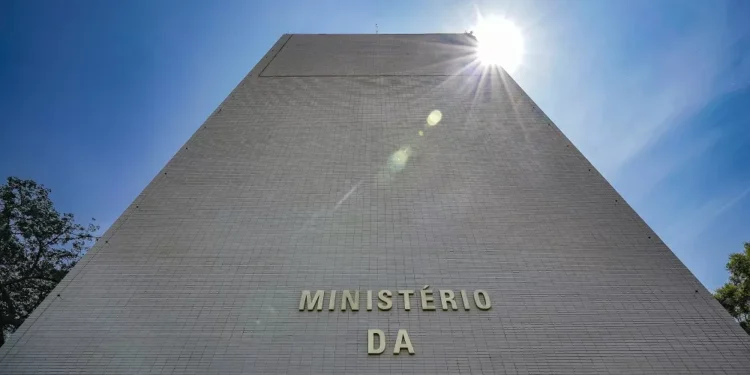 Ministério da Fazenda eleva previsão para o crescimento do PIB de 2,3% para 2,4%