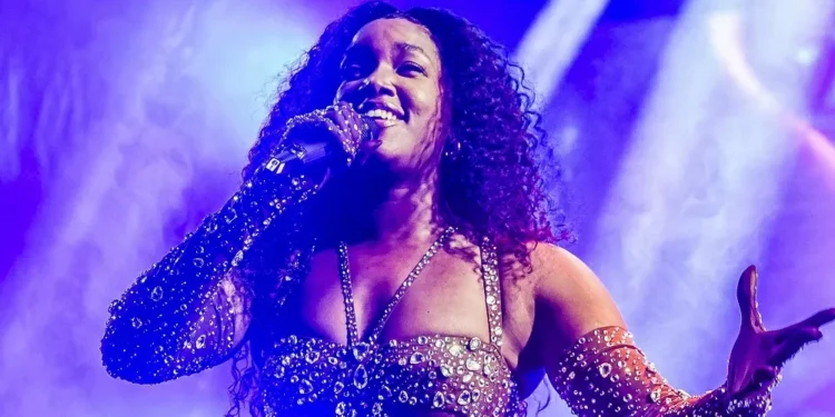 Virada Cultural 2025: Iza interrompe apresentação para ajudar fãs