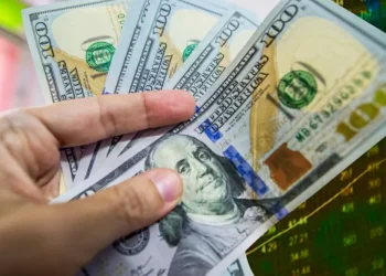 Dólar fecha em alta com aversão ao risco após oito pregões de queda