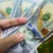 Dólar fecha em alta com aversão ao risco após oito pregões de queda