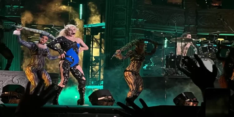 Lady Gaga reúne 2,1 milhões de fãs em show gratuito na Praia de Copacabana