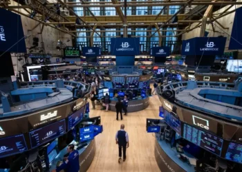 Emprego anima e Wall Street encerra semana em alta