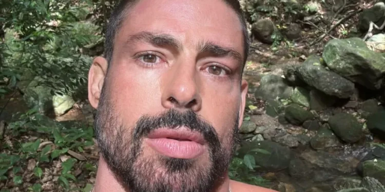 Cauã Reymond surpreende ao compartilhar técnica de respiração e abdômen na praia