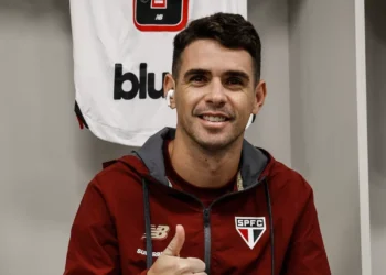 São Paulo: Oscar volta a ser relacionado após dez jogos afastado por lesão