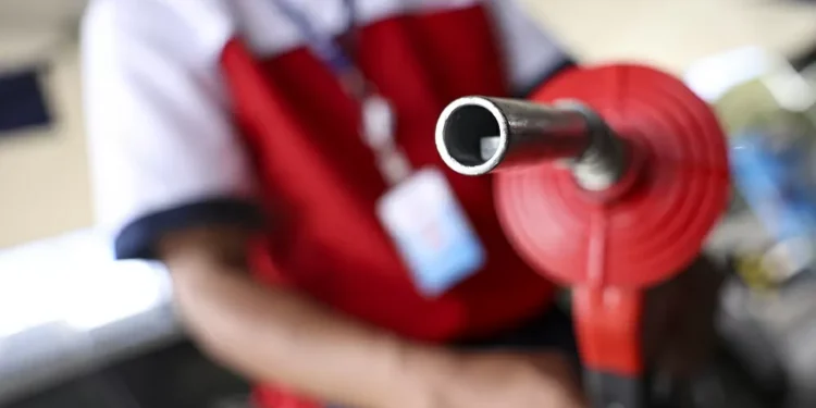 Petrobras anuncia redução de 5,6% no preço da gasolina nas refinarias