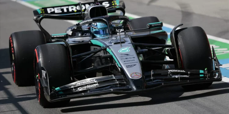 Russell ganha no Canadá numa corrida em que os dois McLaren chocaram