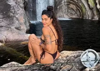 Aline Campos posa de biquíni na Chapada dos Veadeiros