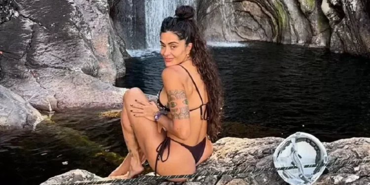 Aline Campos posa de biquíni na Chapada dos Veadeiros