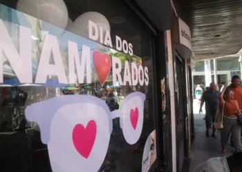 86% dos brasileiros em relacionamento vão presentear no Dia dos Namorados