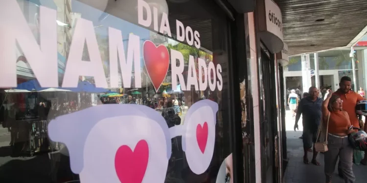 86% dos brasileiros em relacionamento vão presentear no Dia dos Namorados