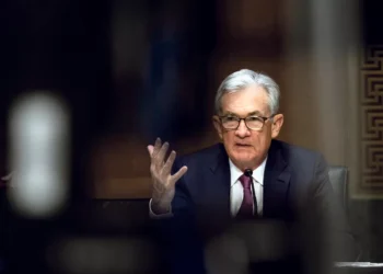 Economia dos EUA “está numa posição sólida” mas vai desacelerar, diz presidente da Fed