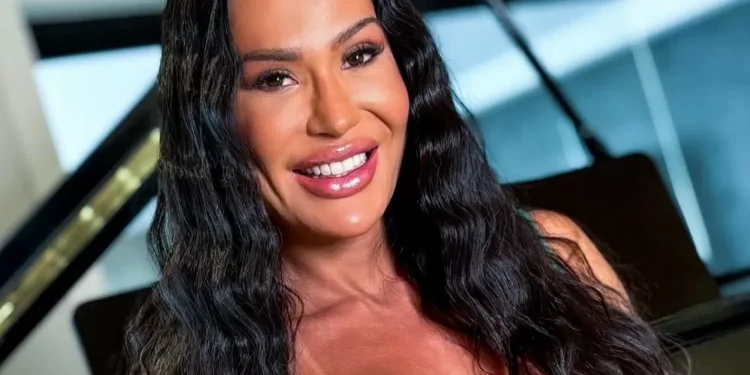 Gracyanne Barbosa se batiza em cerimônia evangélica liderada por Pablo Marçal