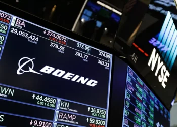 Boeing cai 8% em bolsa após avião despenhado na Índia