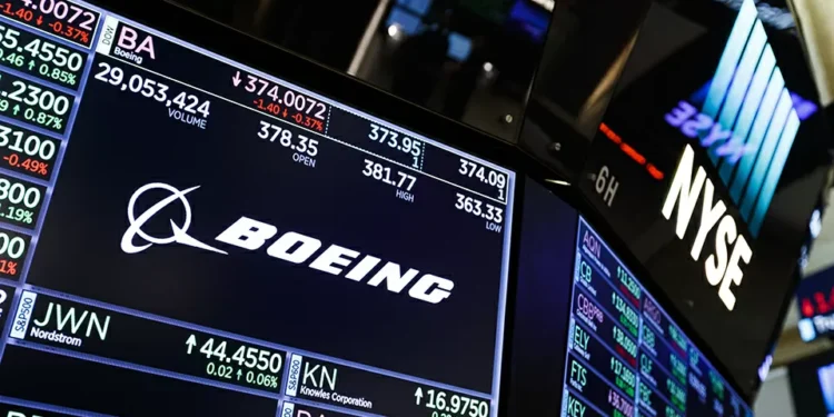 Boeing cai 8% em bolsa após avião despenhado na Índia