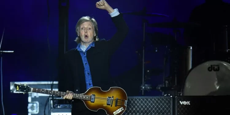 Paul McCartney canta de surpresa em show de Bruce Springsteen em Liverpool