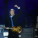 Paul McCartney canta de surpresa em show de Bruce Springsteen em Liverpool