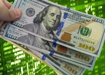 Dólar cai e fecha a R$ 5,50 com alívio global após retaliação tímida do Irã aos EUA; Ibovespa inicia semana em baixa