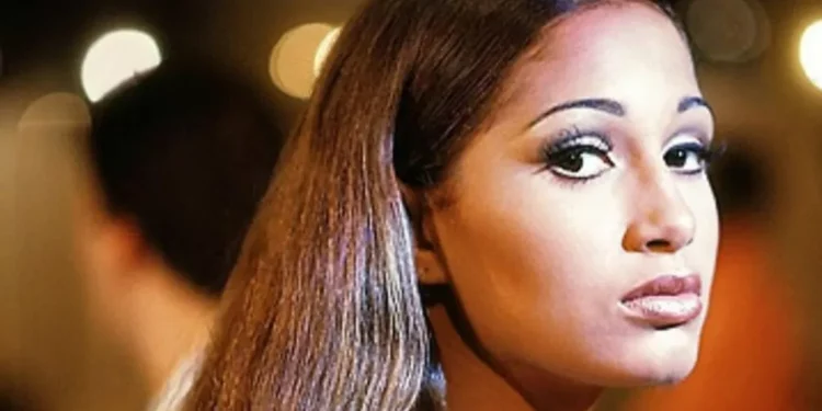 Camila Pitanga relembra carreira com foto de estreia em ‘Sex Appeal’