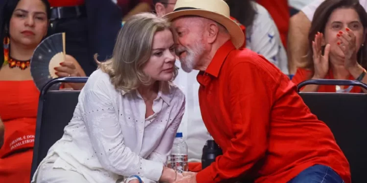 Gleisi Hoffmann fala em diálogo com Motta e Alcolumbre antes de reunião sobre ajuste fiscal