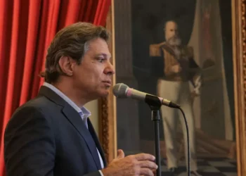 Haddad diz que aguarda decisão de Lula sobre judicialização da derrubada do IOF no Congresso