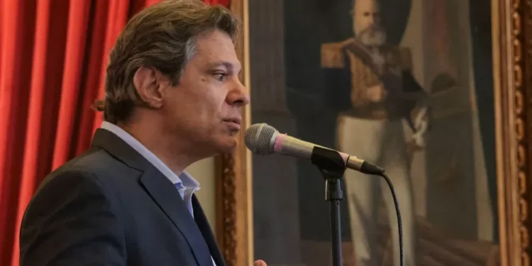 Haddad diz que aguarda decisão de Lula sobre judicialização da derrubada do IOF no Congresso