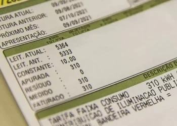 Conta de luz sobe 177% em 15 anos e fica 45% acima da inflação, aponta estudo