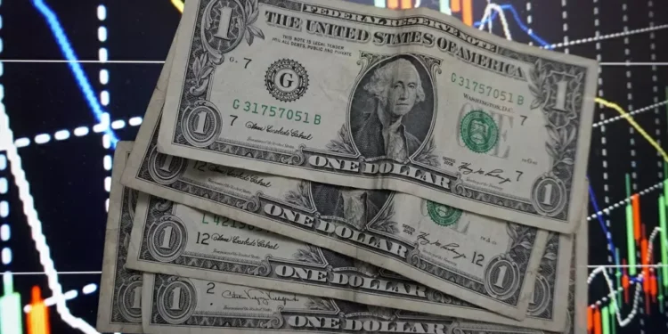 Dólar cai a R$ 5,49 com exterior e quadro político no radar; Ibovespa sobe quase 1%