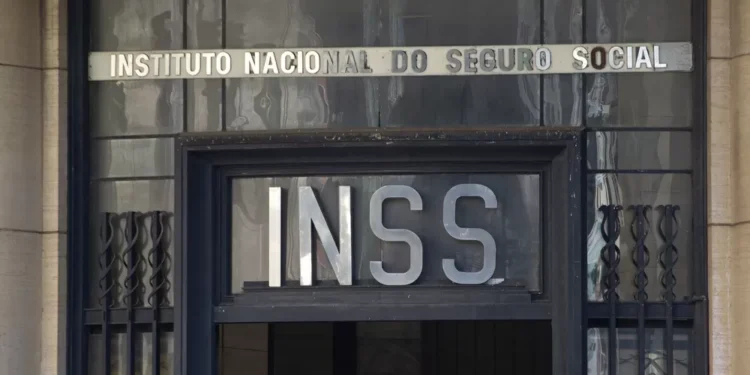 INSS recebe 488 mil contestações de descontos na aposentadoria via Correios